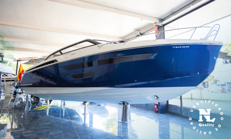 Windy 37 Shamal de ocasión expuesta en las instalaciones de Nautic Luis en Empuriabrava, mostrando su elegante perfil escandinavo.