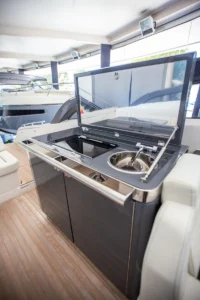Cocina exterior eléctrica con fregadero en la bañera de la Windy 37 Shamal de ocasión en Nautic Luis, Empuriabrava.