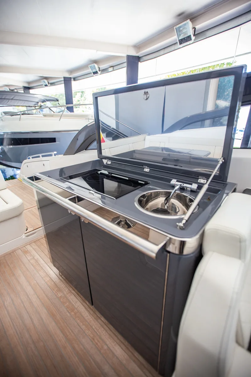 Windy 37 Shamal de ocasión cocina exterior eléctrica y fregadero Cocina exterior eléctrica con fregadero en la bañera de la Windy 37 Shamal de ocasión en Nautic Luis, Empuriabrava.