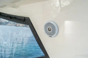 Integrierter Marine-Lautsprecher im Cockpit der gebrauchten Windy 46 Chinook – Nautic Luis Empuriabrava