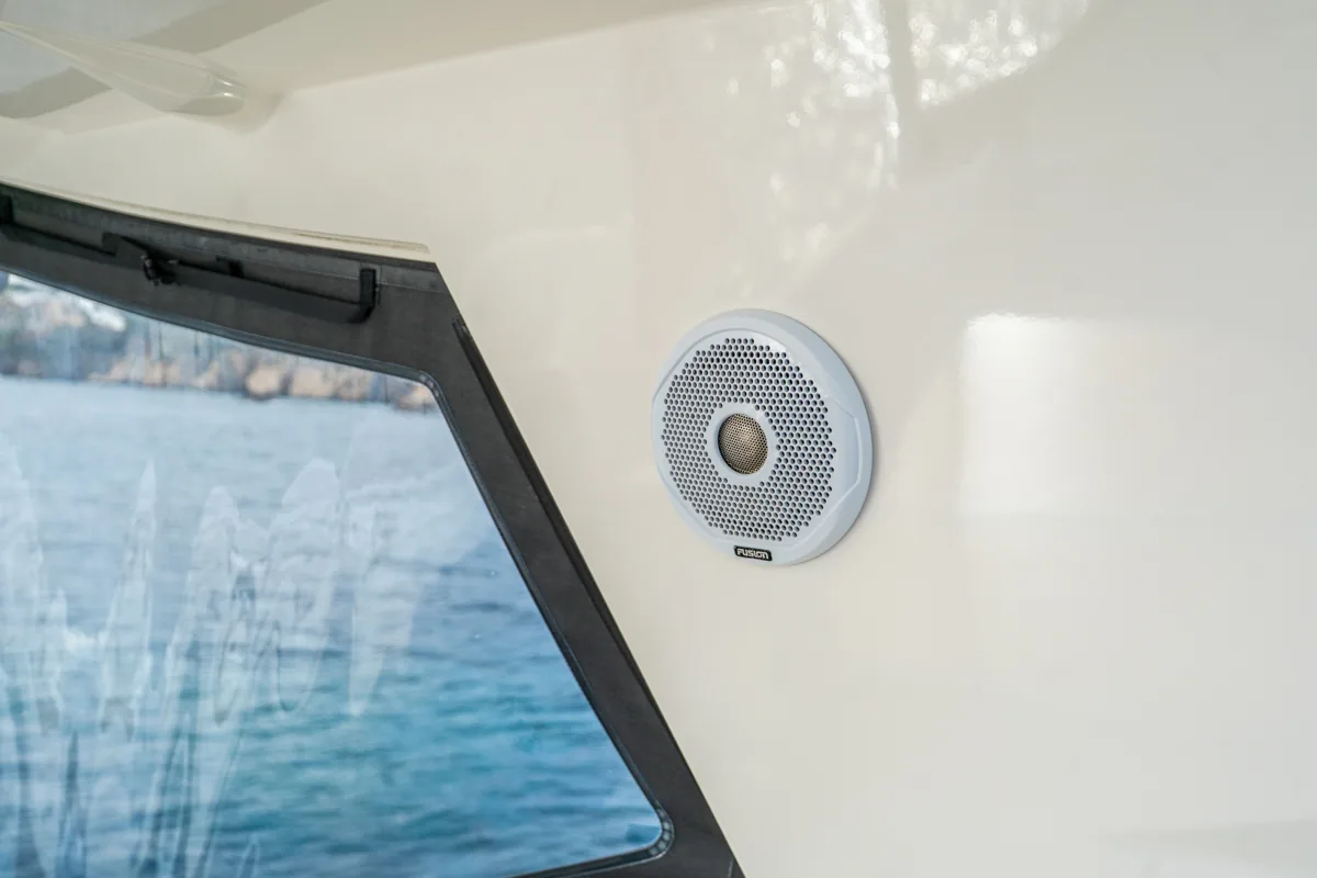 Windy 46 Chinook – Sistema de sonido Integrierter Marine-Lautsprecher im Cockpit der gebrauchten Windy 46 Chinook – Nautic Luis Empuriabrava