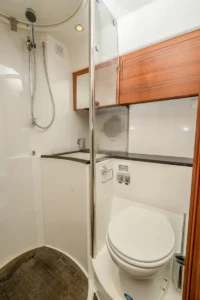 Badezimmer mit separater Dusche auf der gebrauchten Windy 46 Chinook – Nautic Luis Empuriabrava