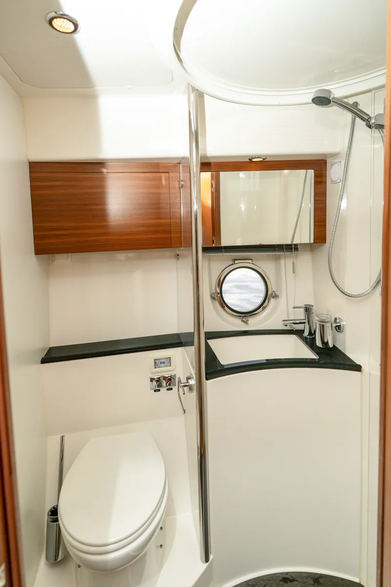 Windy 46 Chinook – Detalle baño Waschbecken und Stauraum im Badezimmer der gebrauchten Windy 46 Chinook – Nautic Luis Empuriabrava