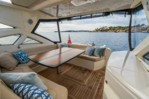 Außenessbereich der gebrauchten Windy 46 Chinook unter dem Hardtop – Nautic Luis Empuriabrava