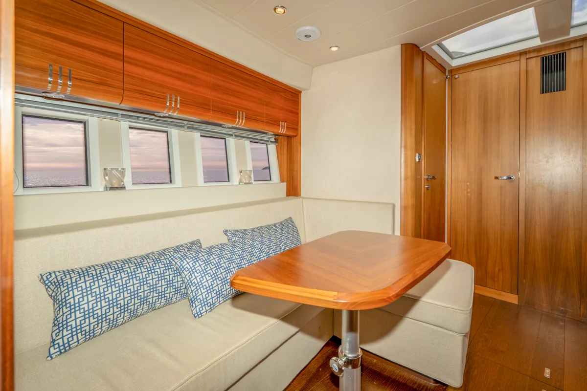Windy 46 Chinook – Comedor interior Innenessbereich der gebrauchten Windy 46 Chinook mit Holztisch und gepolstertem Sofa – Nautic Luis Empuriabrava