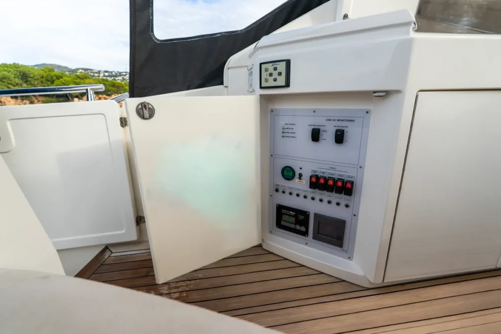 230-V-Schalttafel im Cockpit der gebrauchten Windy 46 Chinook – Nautic Luis Empuriabrava