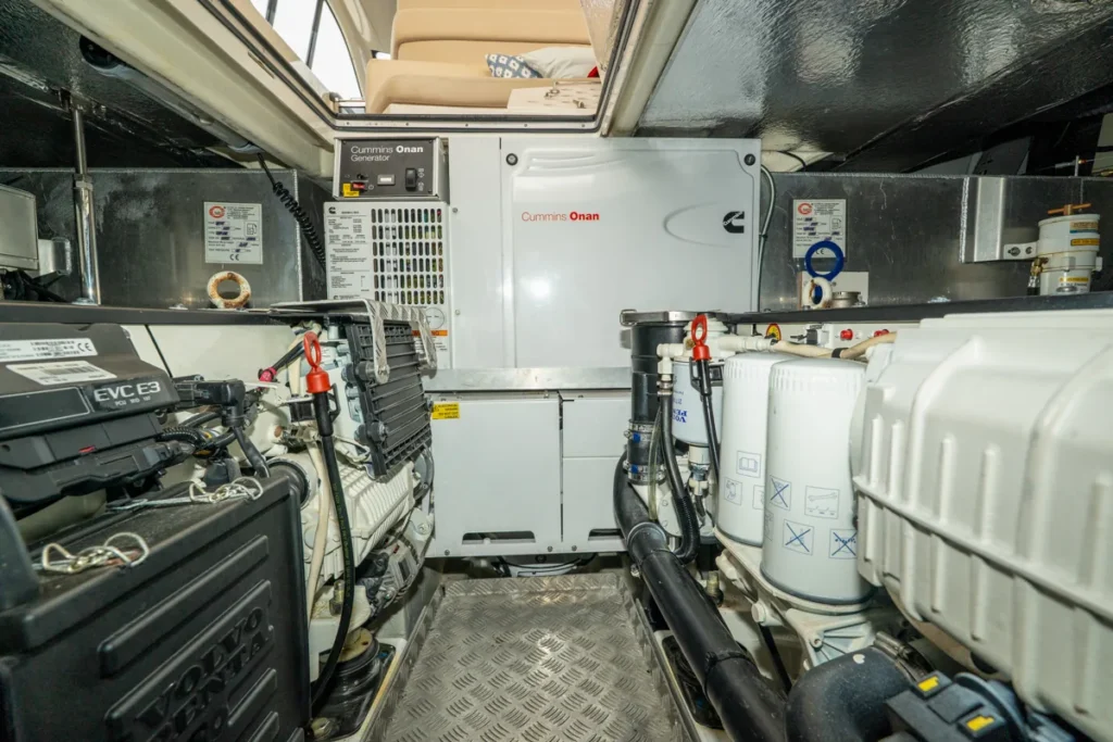 Cummins Onan Generator im Maschinenraum der gebrauchten Windy 46 Chinook in Empuriabrava