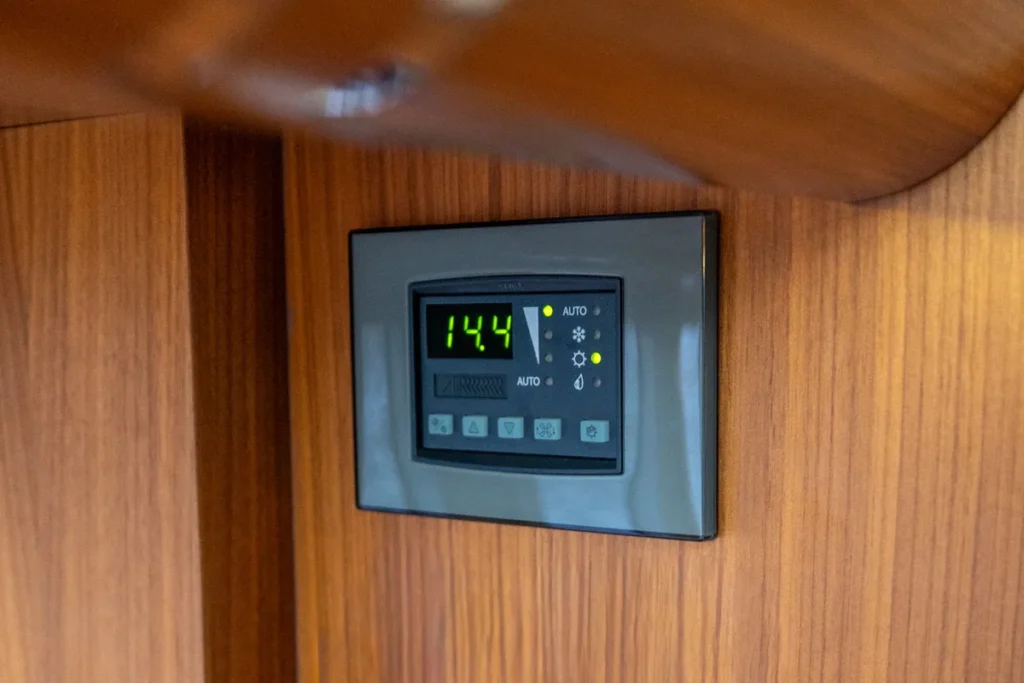 Bedienpanel der Innenraumklimatisierung auf der gebrauchten Windy 46 Chinook – Nautic Luis Empuriabrava