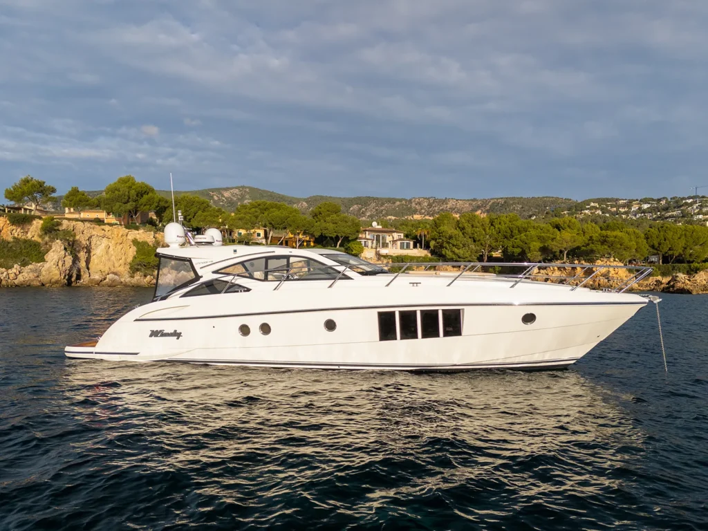 Windy 46 Chinook de de ocasión. Vista de perfil en el agua - Nautic Luis Mallorca