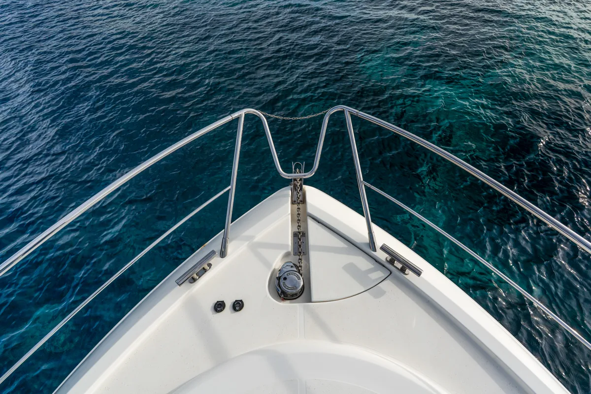 Windy 46 Chinook – Proa y sistema de fondeo Bugbereich mit Ankerwinsch auf der gebrauchten Windy 46 Chinook – Nautic Luis Empuriabrava
