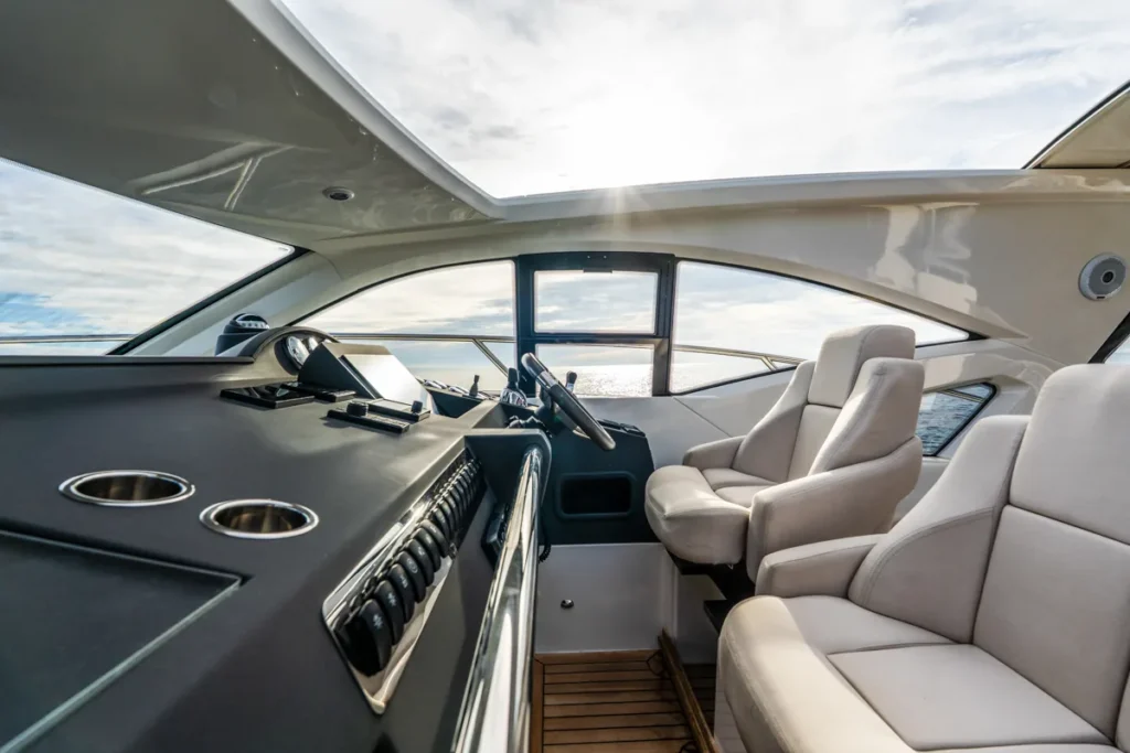 Sitze am Steuerstand der gebrauchten Windy 46 Chinook unter dem Hardtop – Nautic Luis Empuriabrava