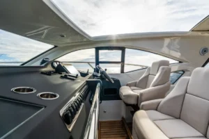 Sitze am Steuerstand der gebrauchten Windy 46 Chinook unter dem Hardtop – Nautic Luis Empuriabrava