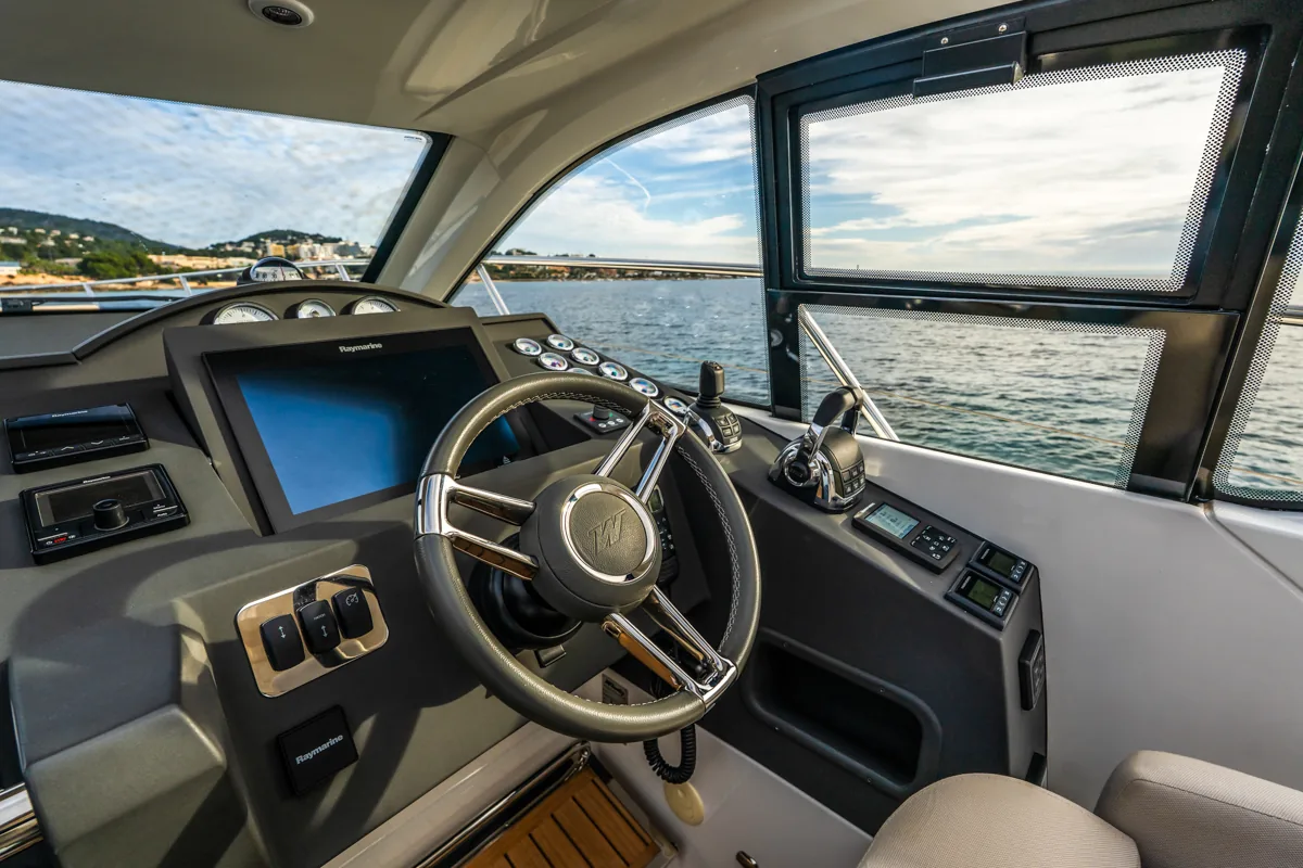 Windy 46 Chinook – Volante y electrónica Detailaufnahme des Steuerrads und der Raymarine-Elektronik auf der gebrauchten Windy 46 Chinook – Nautic Luis Empuriabrava
