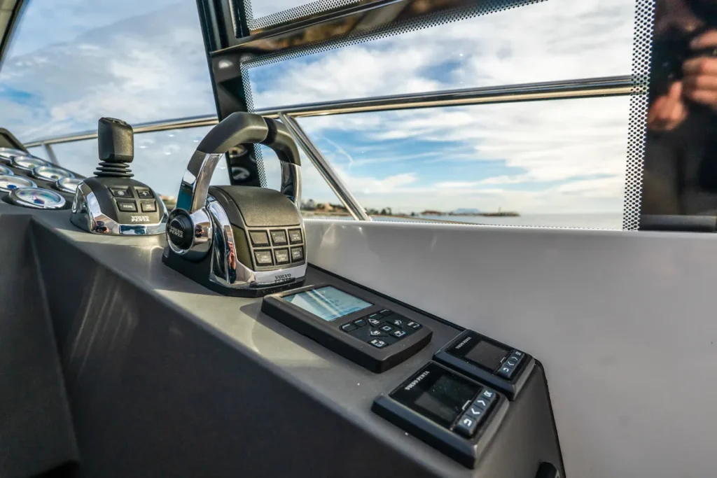 Volvo Penta-Steuerungen und Joystick auf der gebrauchten Windy 46 Chinook – Nautic Luis Empuriabrava