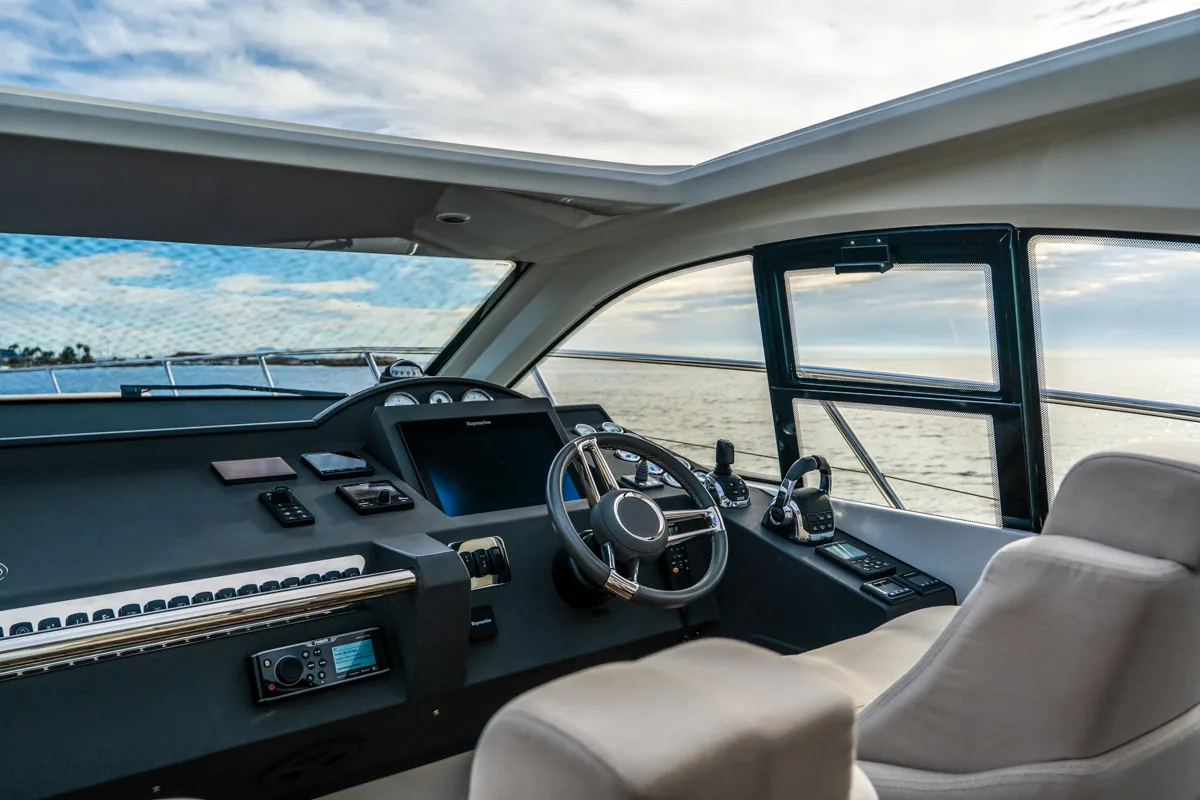 Windy 46 Chinook – Puesto de mando Steuerstand der gebrauchten Windy 46 Chinook mit Raymarine-Elektronik – Nautic Luis Empuriabrava