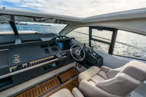 Panoramablick auf den Steuerstand der gebrauchten Windy 46 Chinook – Nautic Luis Empuriabrava