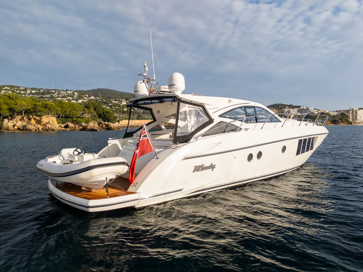 Windy 46 Chinook – Vista de popa Gebrauchte Windy 46 Chinook, Dreiviertel-Heckansicht mit Badeplattform – Nautic Luis Empuriabrava