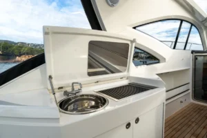 Gebrauchte Wetbar auf der Windy 46 Chinook mit integriertem Spülbecken und Grill – Nautic Luis Empuriabrava