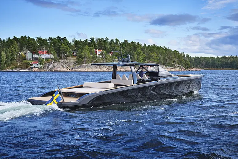 Windy SR60 sailing, stern view