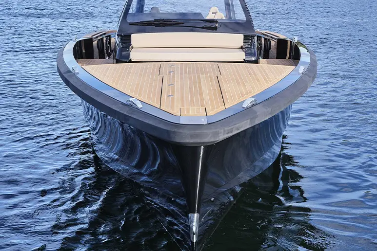 Bow of the Windy SR60