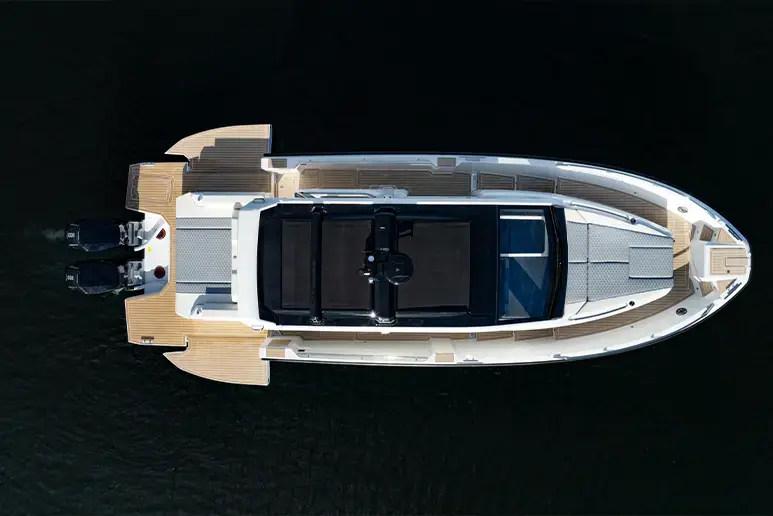 Windy SR40 von oben gesehen, mit Außendeck, Sitzen und zwei Außenbordmotoren auf dem Wasser.