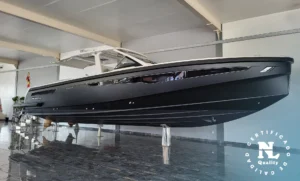 Vista general de la Windy SR44 Blackhawk de segunda mano en Nautic Luis, Empuriabrava, mostrando su elegante perfil escandinavo y líneas deportivas.