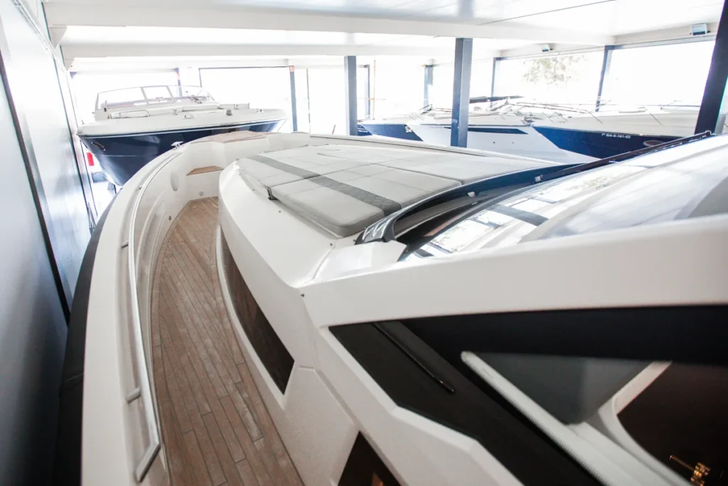 Solárium de proa de la Windy SR44 Blackhawk de segunda mano en Nautic Luis, Empuriabrava, con colchonetas de lujo y diseño escandinavo.