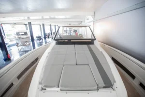 Solarium de proa de la Windy SR44