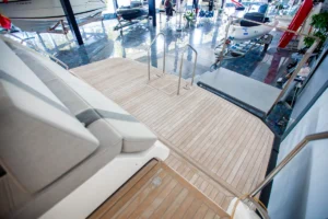 Plataforma de la Windy SR44 con barandilla de inox para la escalera de baño