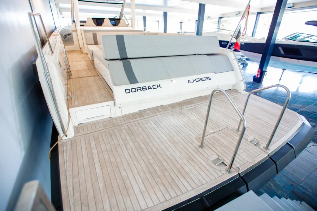 Plataforma hidráulica con barandillas adicionales de la Windy SR44 Blackhawk de segunda mano en Nautic Luis, Empuriabrava.
