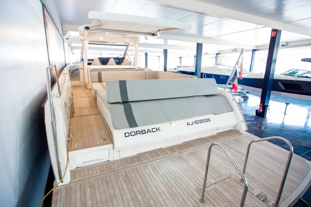 Vista general de la bañera de la Windy SR44 Blackhawk de segunda mano en Nautic Luis, Empuriabrava, con asientos envolventes y diseño escandinavo.