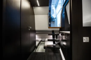 Interior de la cabina con las escaleras y el camarote de popa