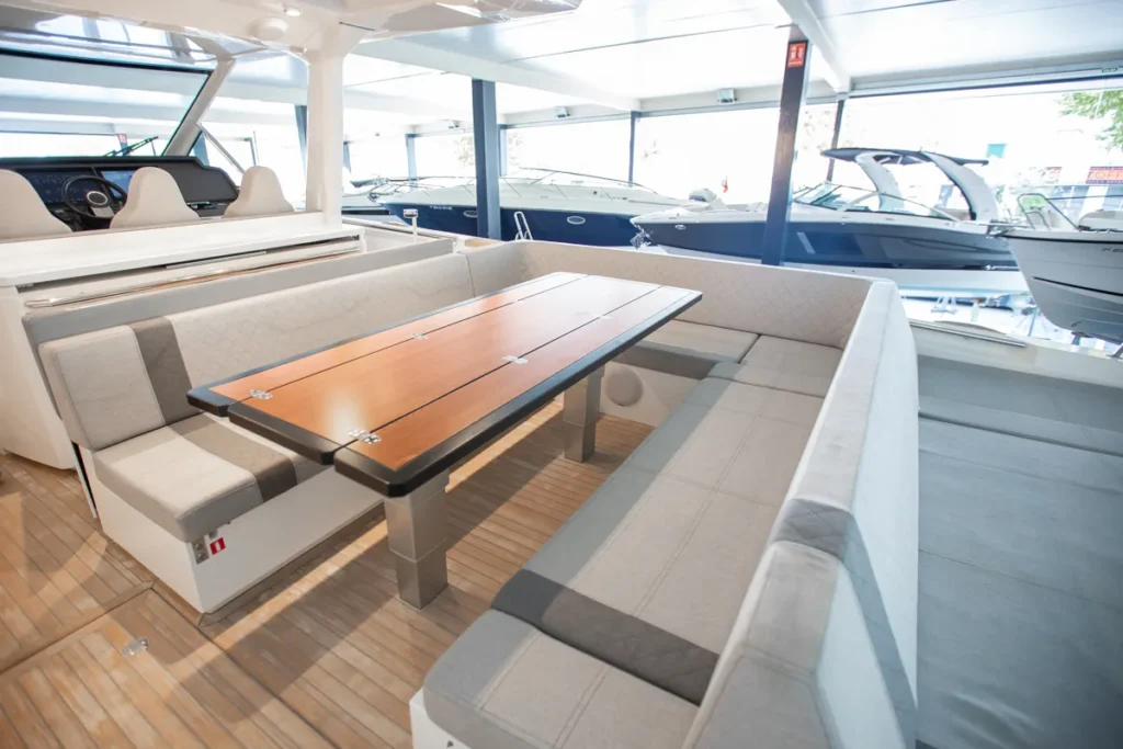 Mesa abierta en la bañera de la Windy SR44 Blackhawk de segunda mano en Nautic Luis, Empuriabrava, rodeada de asientos y tapicería de lujo.
