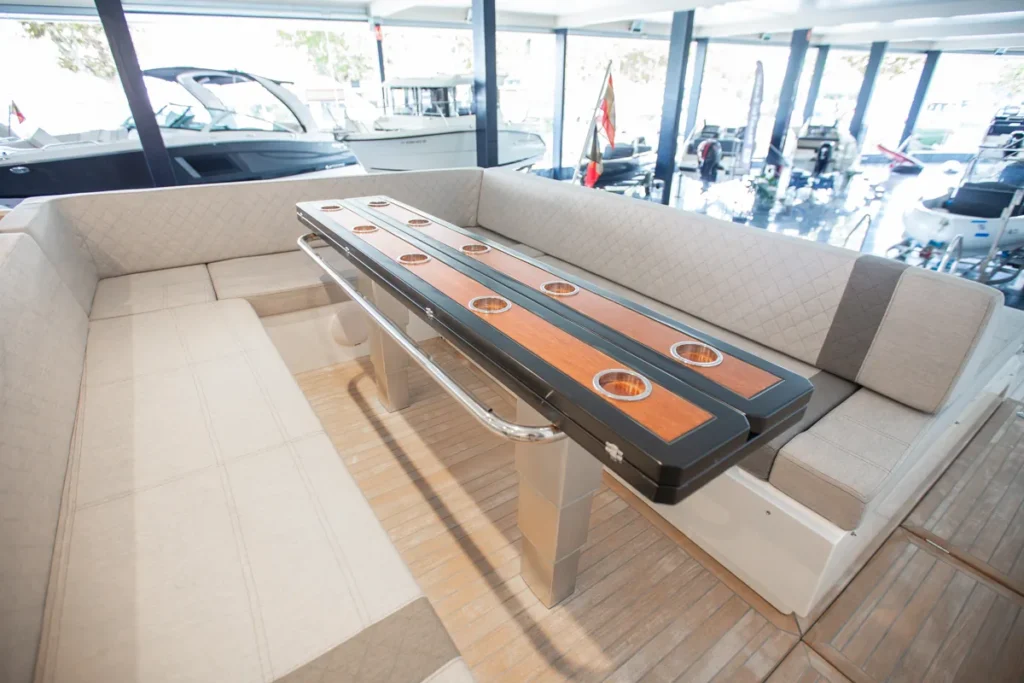 Mesa en bañera cerrada con los 10 posavasos de la Windy SR44