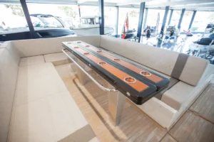 Mesa en bañera cerrada con los 10 posavasos de la Windy SR44