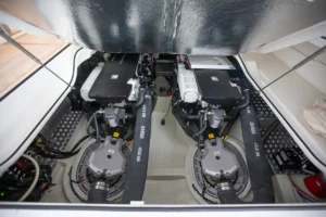 Sala de máquinas de la Windy SR44 Blackhawk de segunda mano en Nautic Luis, Empuriabrava, equipada con dos motores Volvo Penta IPS650.