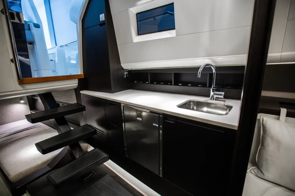 Galley con fregadero en el interior de la Windy SR44 Blackhawk de segunda mano en Nautic Luis, Empuriabrava, con acabados en madera y diseño escandinavo.
