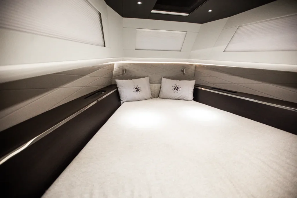 Cama doble del camarote de proa en la Windy SR44 Blackhawk de segunda mano en Nautic Luis, Empuriabrava, con diseño escandinavo y acabados de alta calidad.