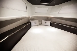 Cama doble del camarote de proa en la Windy SR44 Blackhawk de segunda mano en Nautic Luis, Empuriabrava, con diseño escandinavo y acabados de alta calidad.