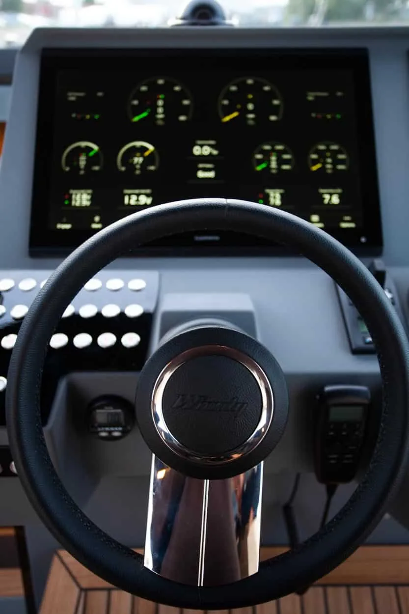 WSR52_NUEVAWEB-11 Interior of the Windy SR52 Blackbird, helm station with steering wheel, digital display and gauges.