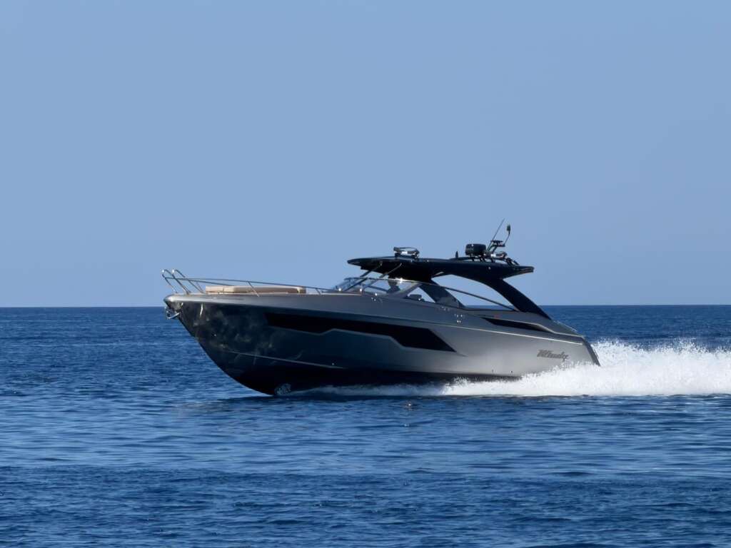 Windy 40 Camira RS navegando de perfil, con techo rígido, proa abierta y estela sobre el mar 恒一