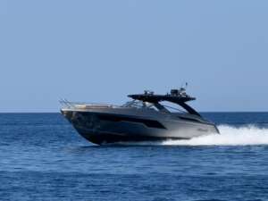 Windy 40 Camira RS navegando de perfil, con techo rígido, proa abierta y estela sobre el mar 恒一